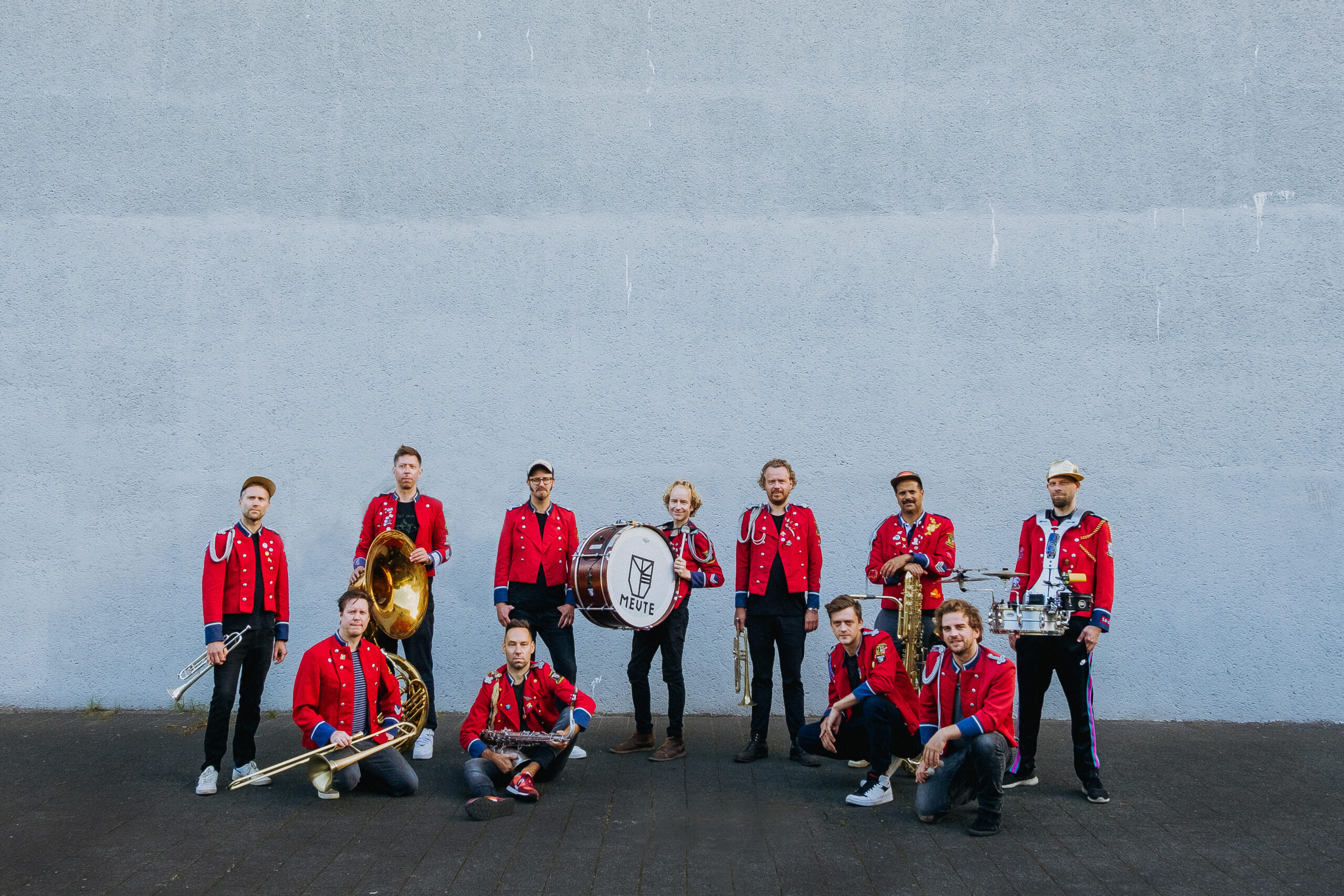 Die Band „Meute“ mit Trommeln und Blechblasinstrumenten.