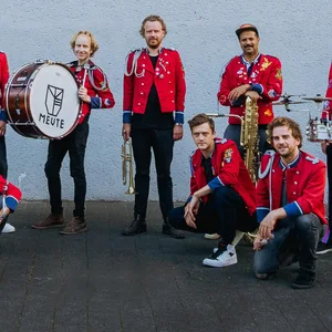 Die Band „Meute“ mit Trommeln und Blechblasinstrumenten.