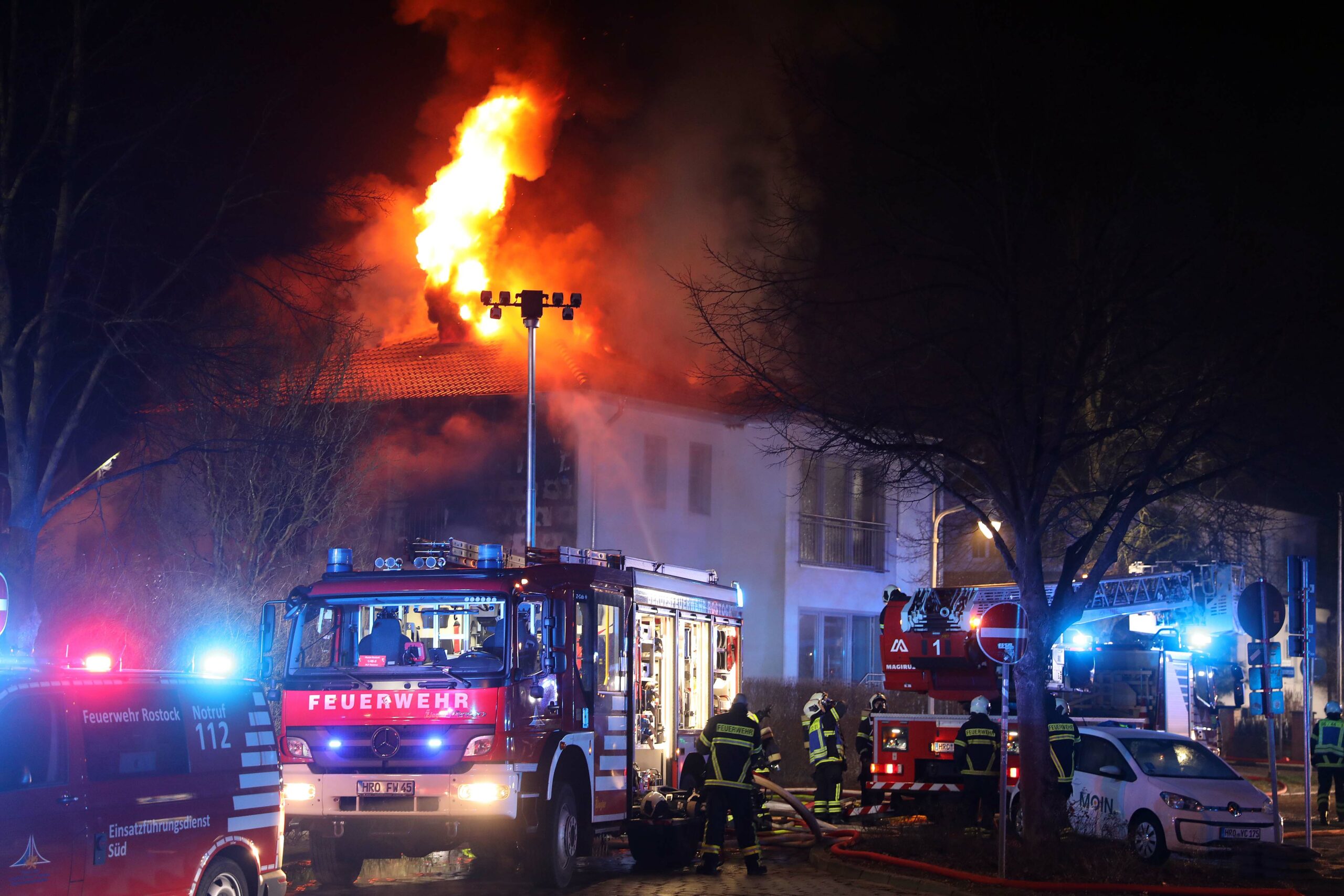 Villa in Rostock in Flammen – Feuerwehrmann verletzt in Klinik