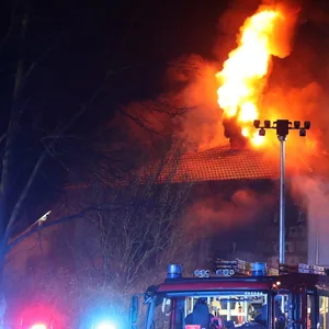 Villa in Rostock in Flammen – Feuerwehrmann verletzt in Klinik