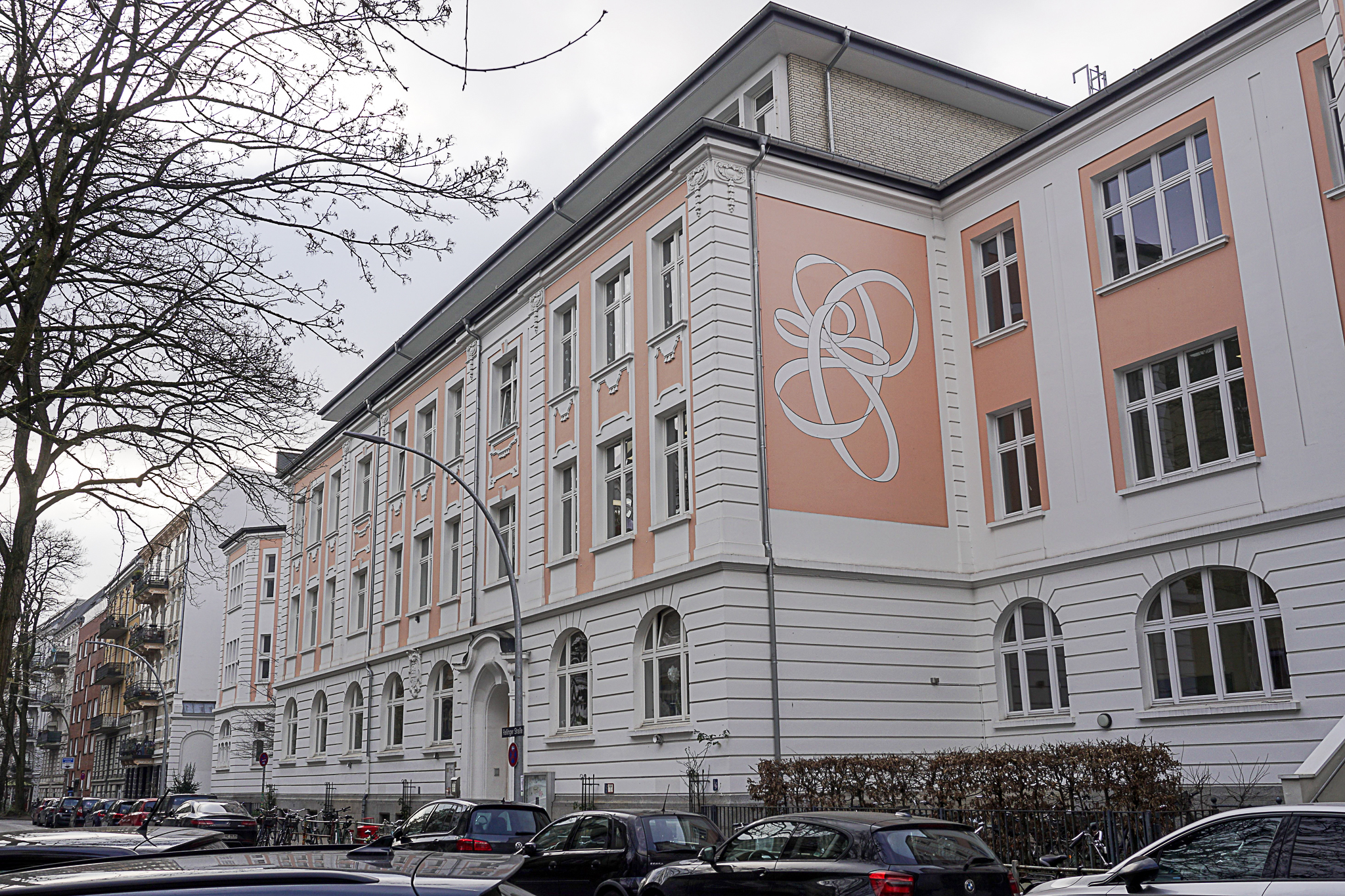 Viele Autos, wenig Grünflächen: So sieht es aktuell noch vor der Grundschule Rellinger Straße aus.