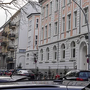 Viele Autos, wenig Grünflächen: So sieht es aktuell noch vor der Grundschule Rellinger Straße aus.