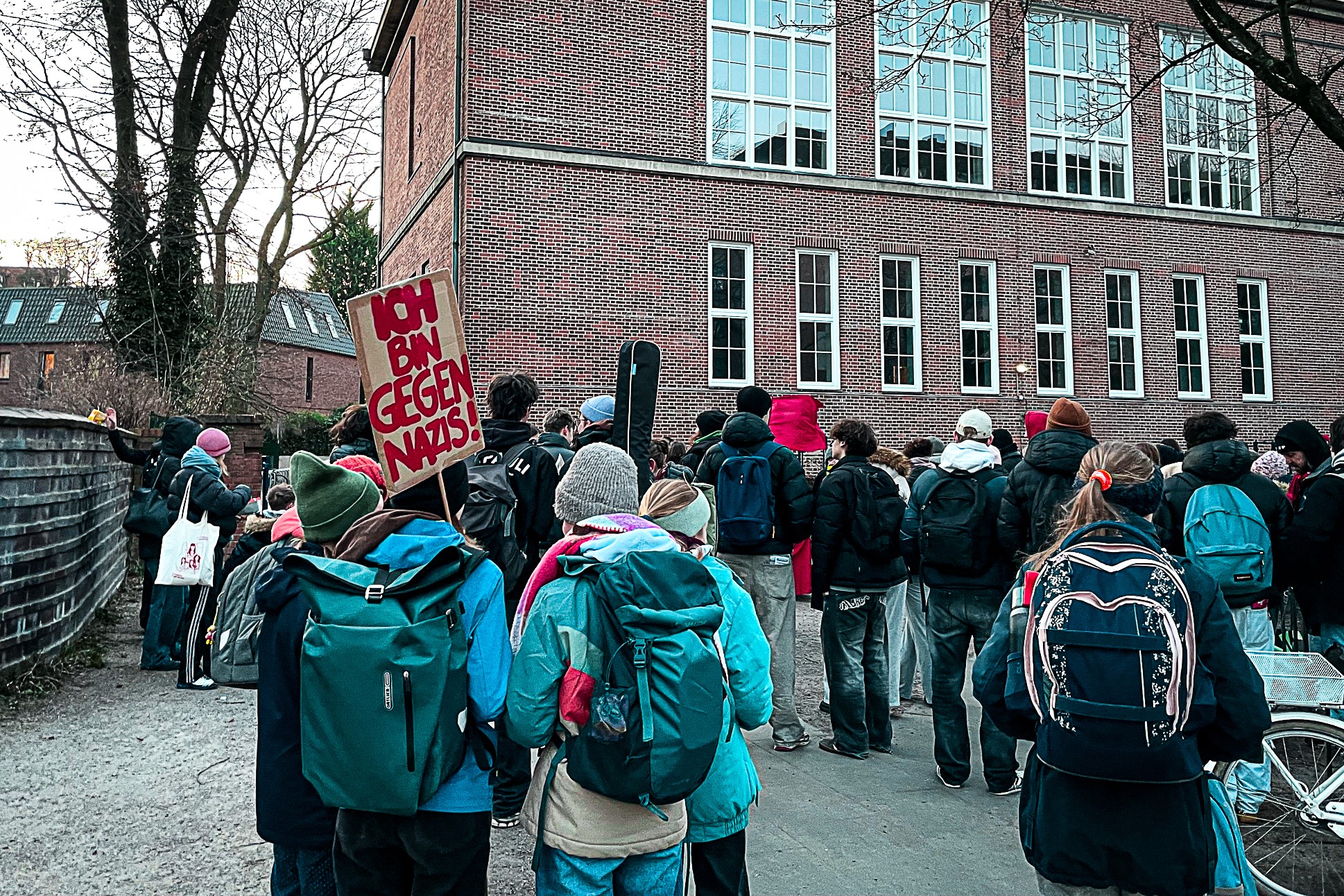 Am Dienstagmorgen trafen sich Schüler vor dem EWG zu einer Kundgebung gegen Rechts.