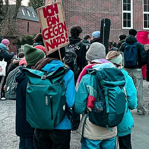 Am Dienstagmorgen trafen sich Schüler vor dem EWG zu einer Kundgebung gegen Rechts.