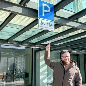 SPD-Fraktionsmitglied Koorosh Armi hatte den Vorschlag für Generationenparkplätze in der Bezirksversammlung Eimsbüttel eingebracht.