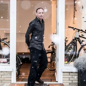 Mann vor einem Fahrradladen