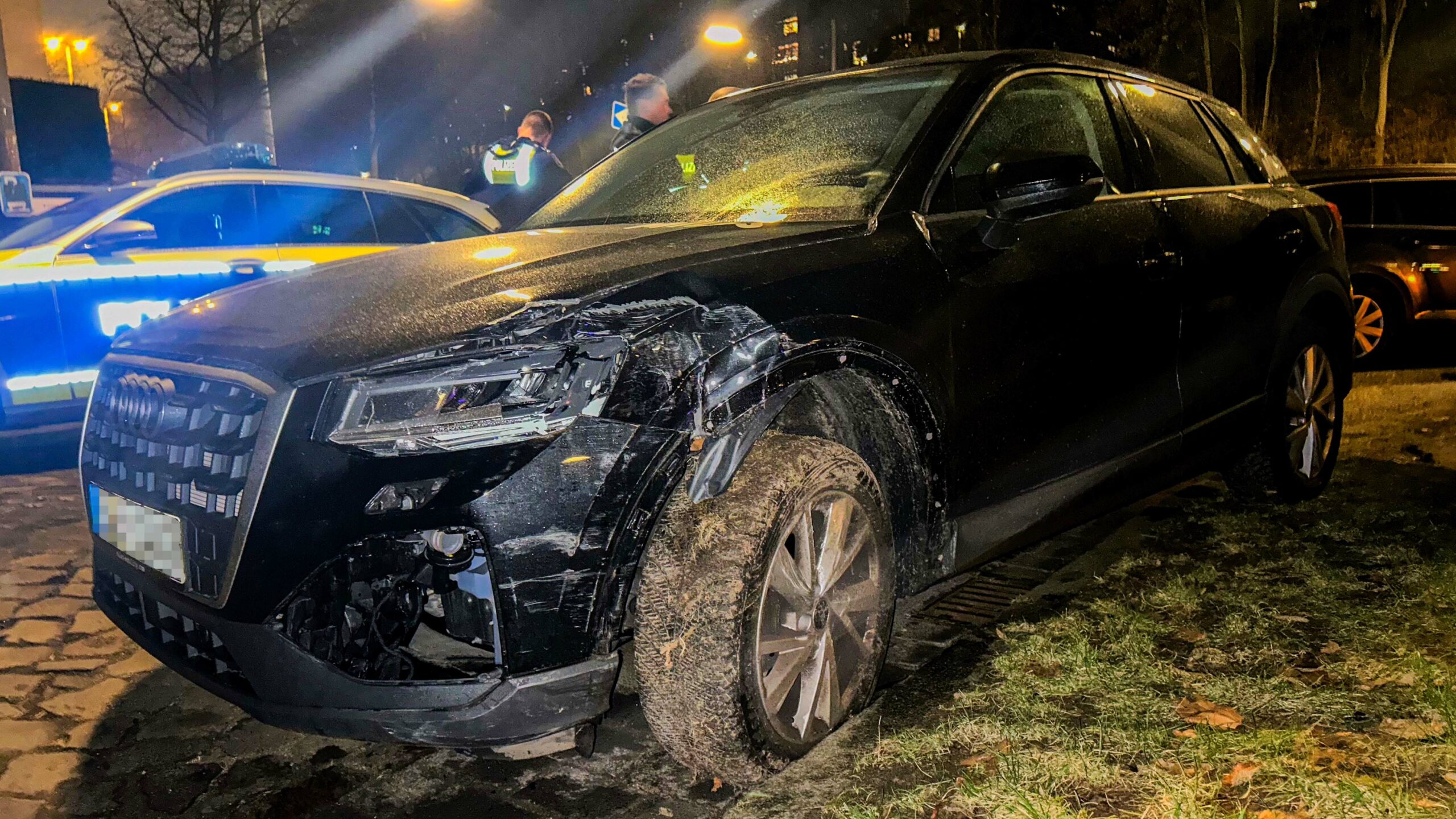 Zoll will Mietwagen in Hamm stoppen. Dochdessen Fahrer gibt Gas und kracht nach Verfolgungsjagd gegen Mast