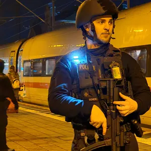Wegen verdächtigen Gegenstand. Aus Hamburger kommender ICE in elze gestoppt – schwer bewaffnete Polizisten räumen den den Zug