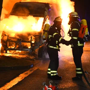 In Hamburg-Heimfeld sind in der Nacht zum Sonntag zwei Transporter ausgebrannt.