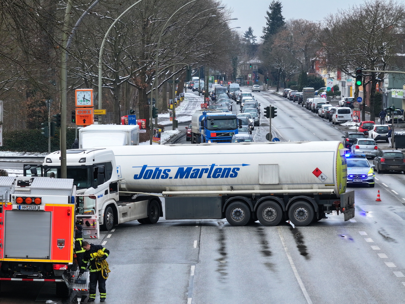 Lkw fährt sich auf Cuxhavener straße beim Wenden fest – in der Folge staut sich der Verkehr in beide Richtungen