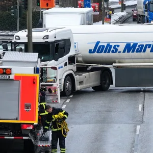 Lkw fährt sich auf Cuxhavener straße beim Wenden fest – in der Folge staut sich der Verkehr in beide Richtungen