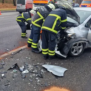 Der Unfallwagen mit dem beschädigten Anhänger auf der Stader Straße in Hamburg-Heimfeld.