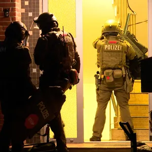 Die Polizei stürmte die Wohnung und nahm den Mann fest.