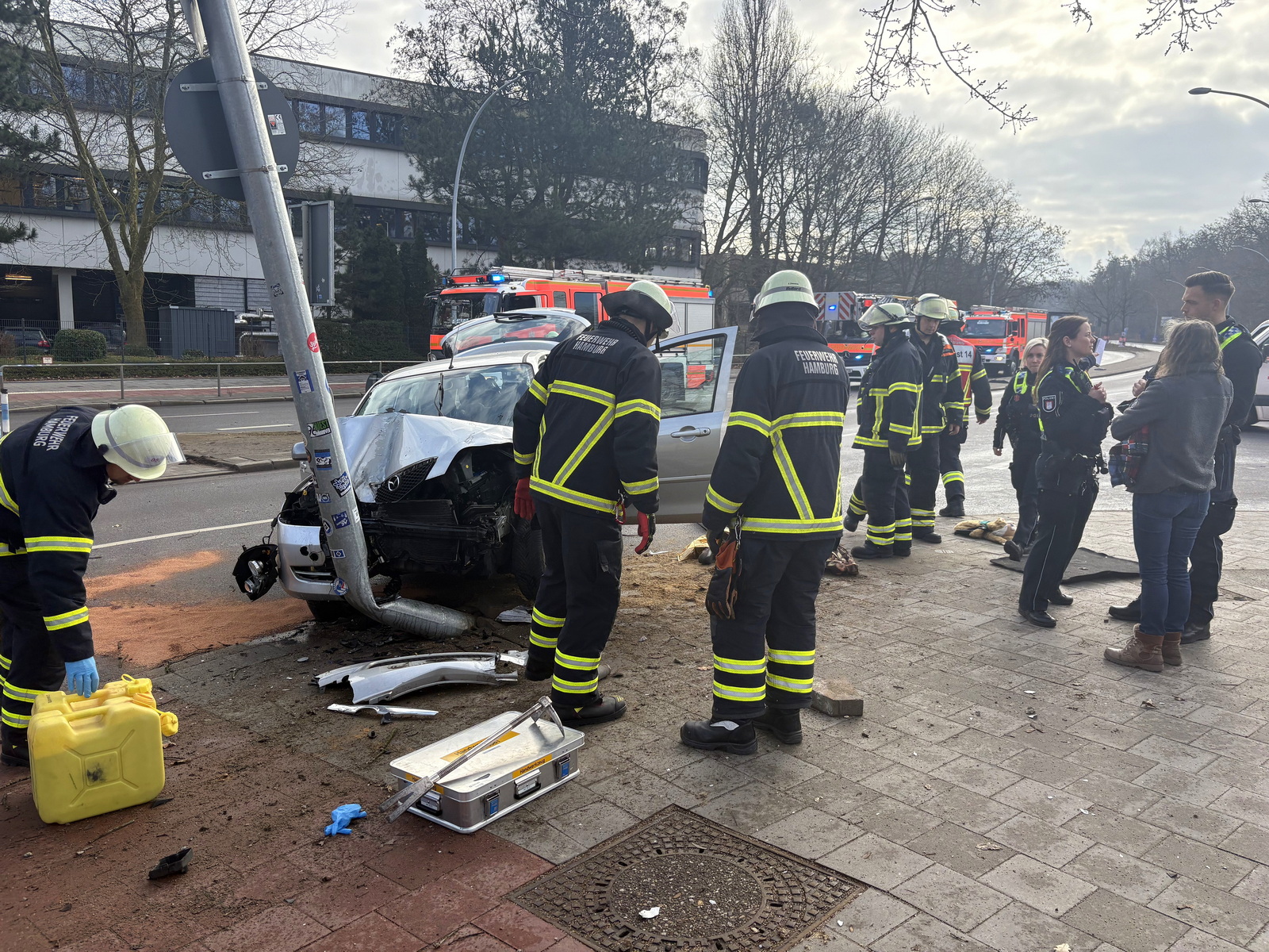 Am HSV-Stadion: Autofahrerin verliert Kontrolle über ihren Wagen und kracht gegen Laternenmast.