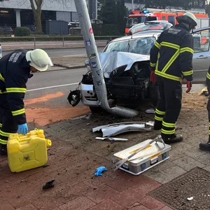 Am HSV-Stadion: Autofahrerin verliert Kontrolle über ihren Wagen und kracht gegen Laternenmast.