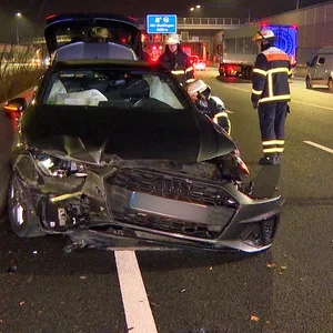 Der Audi A4 wurde bei dem Unfall auf der A7 schwer beschädigt.