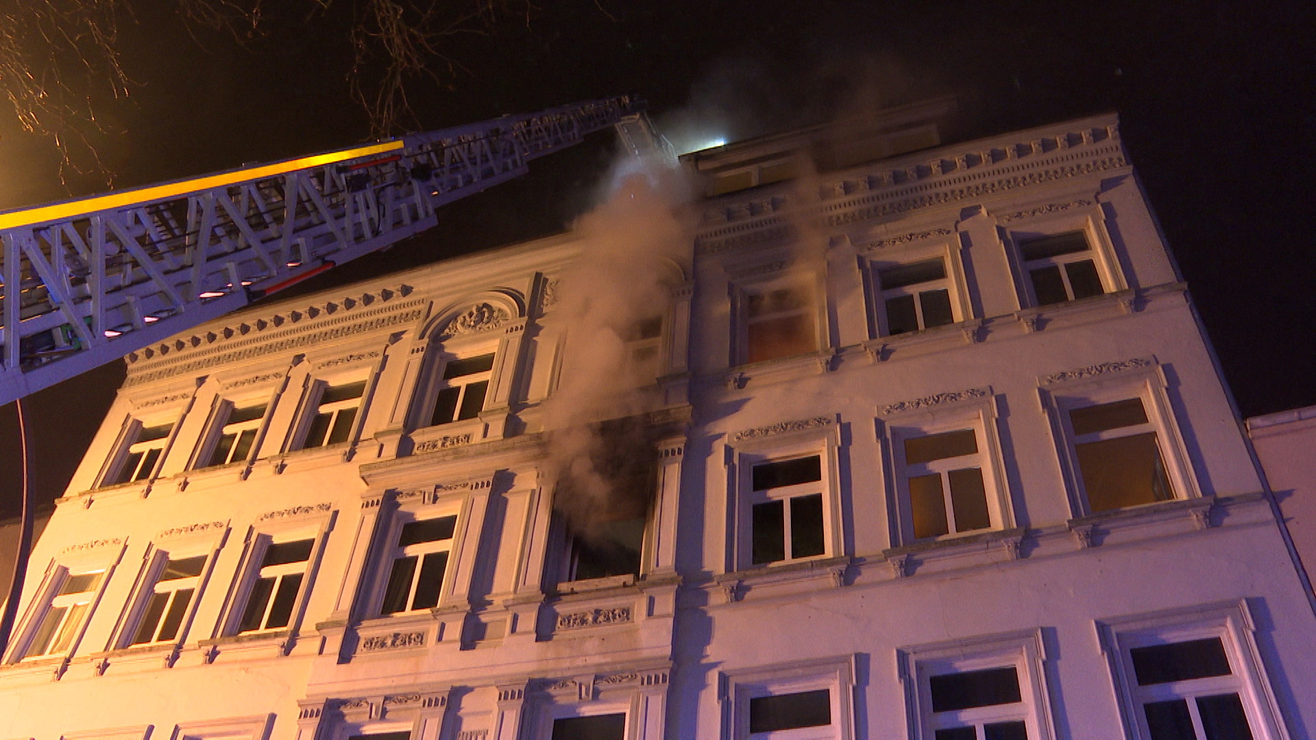 Wohnungsbrand in Altbauhaus in Altona-Altstadt – eine Tote und sechs Verletzte