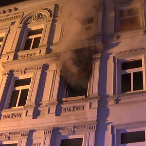 Wohnungsbrand in Altbauhaus in Altona-Altstadt – eine Tote und sechs Verletzte