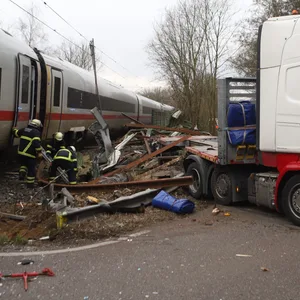 Ein ICE ist am Dienstag im Süden Hamburgs mit einem Sattelzug kollidiert.