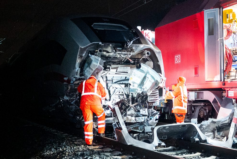 Techniker der Bahn an dem beschädigten ICE in Hamburg-Harburg.