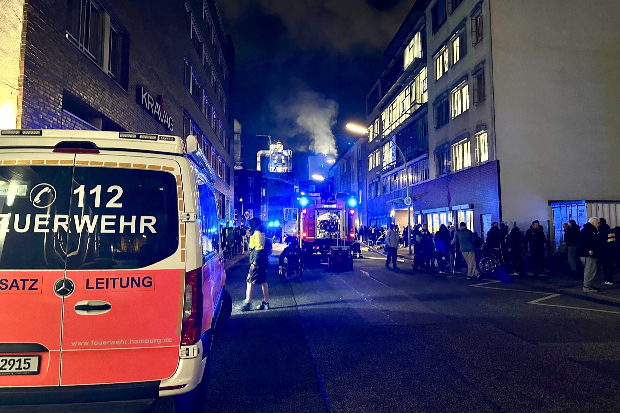 Nachdem in einem Zimmer des Winternotprogramms an der Friesenstraße ein Feuer ausgebrochen war, musste das gesamte Gebäude evakuiert werden.