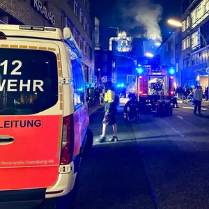 Nachdem in einem Zimmer des Winternotprogramms an der Friesenstraße ein Feuer ausgebrochen war, musste das gesamte Gebäude evakuiert werden.