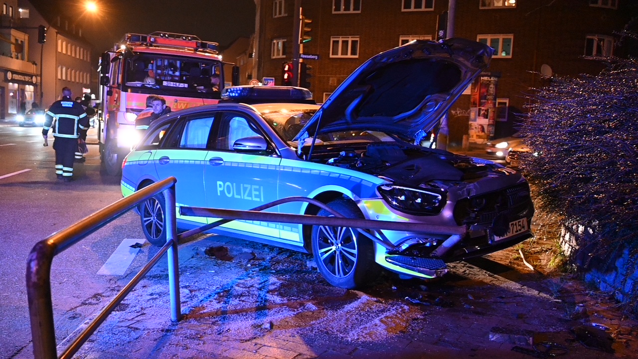 Auf dem Weg zu einem Einsatz ist am Montagabend ein Streifenwagen von der Straße abgekommen und hat ein Schutzgitter durchschlagen.