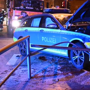 Auf dem Weg zu einem Einsatz ist am Montagabend ein Streifenwagen von der Straße abgekommen und hat ein Schutzgitter durchschlagen.