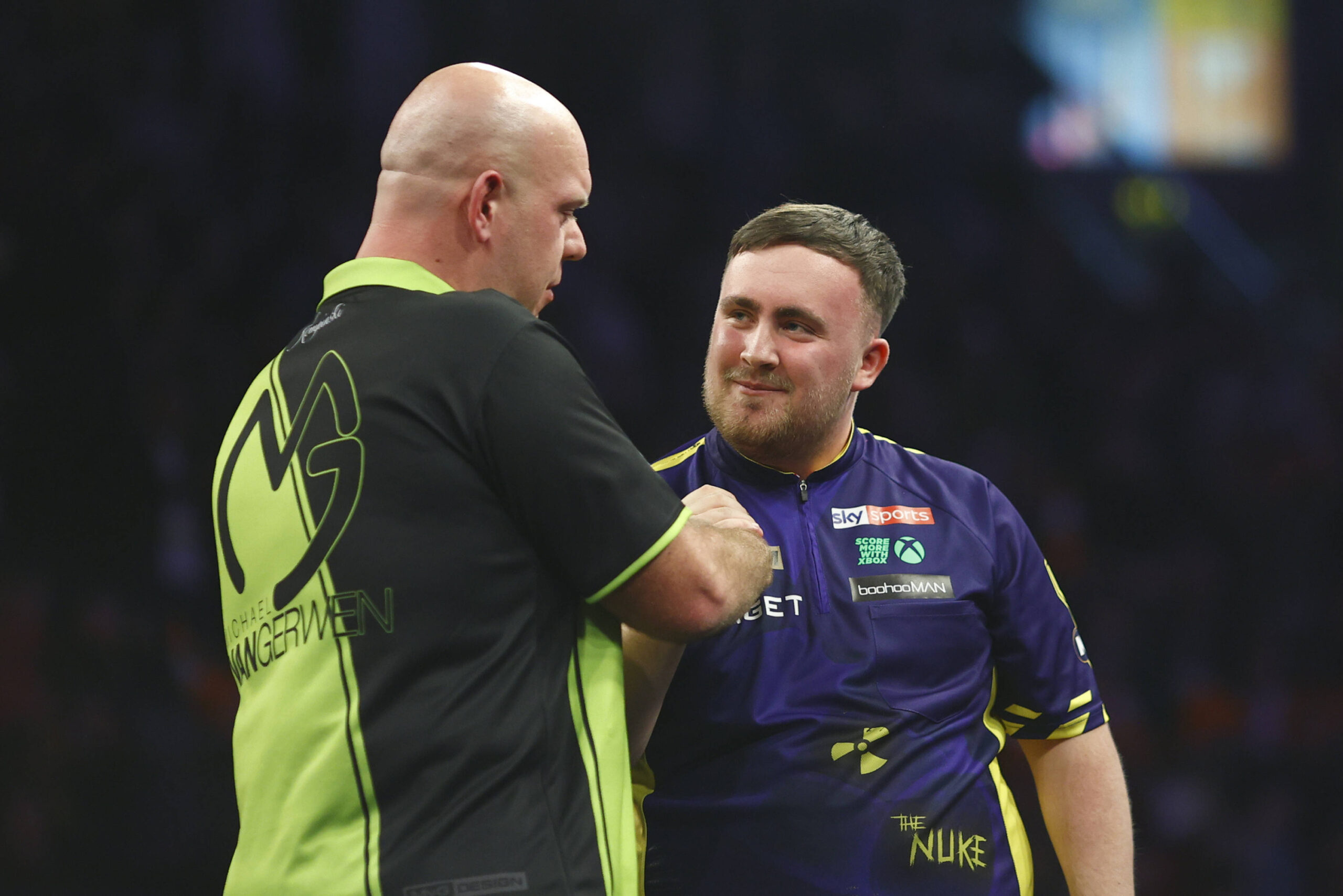 Luke Littler gratuliert Michael van Gerwen in der Premier League