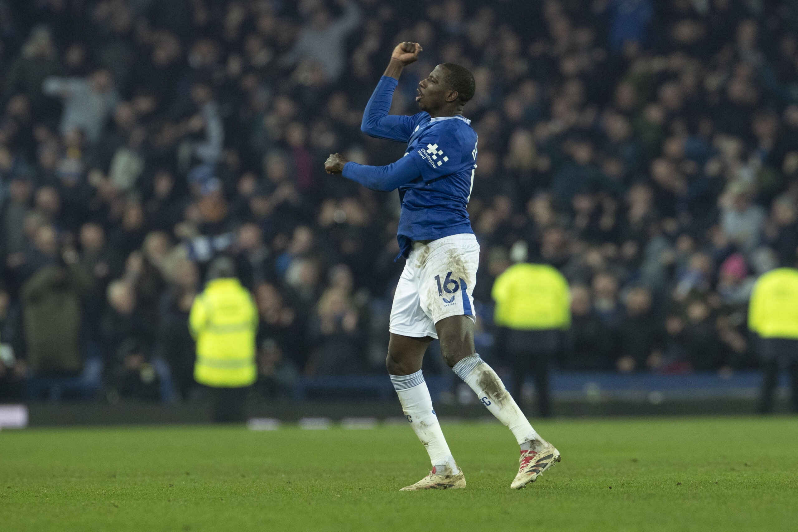 Abdoulaye Doucoure feiert den Ausgleich des FC Everton