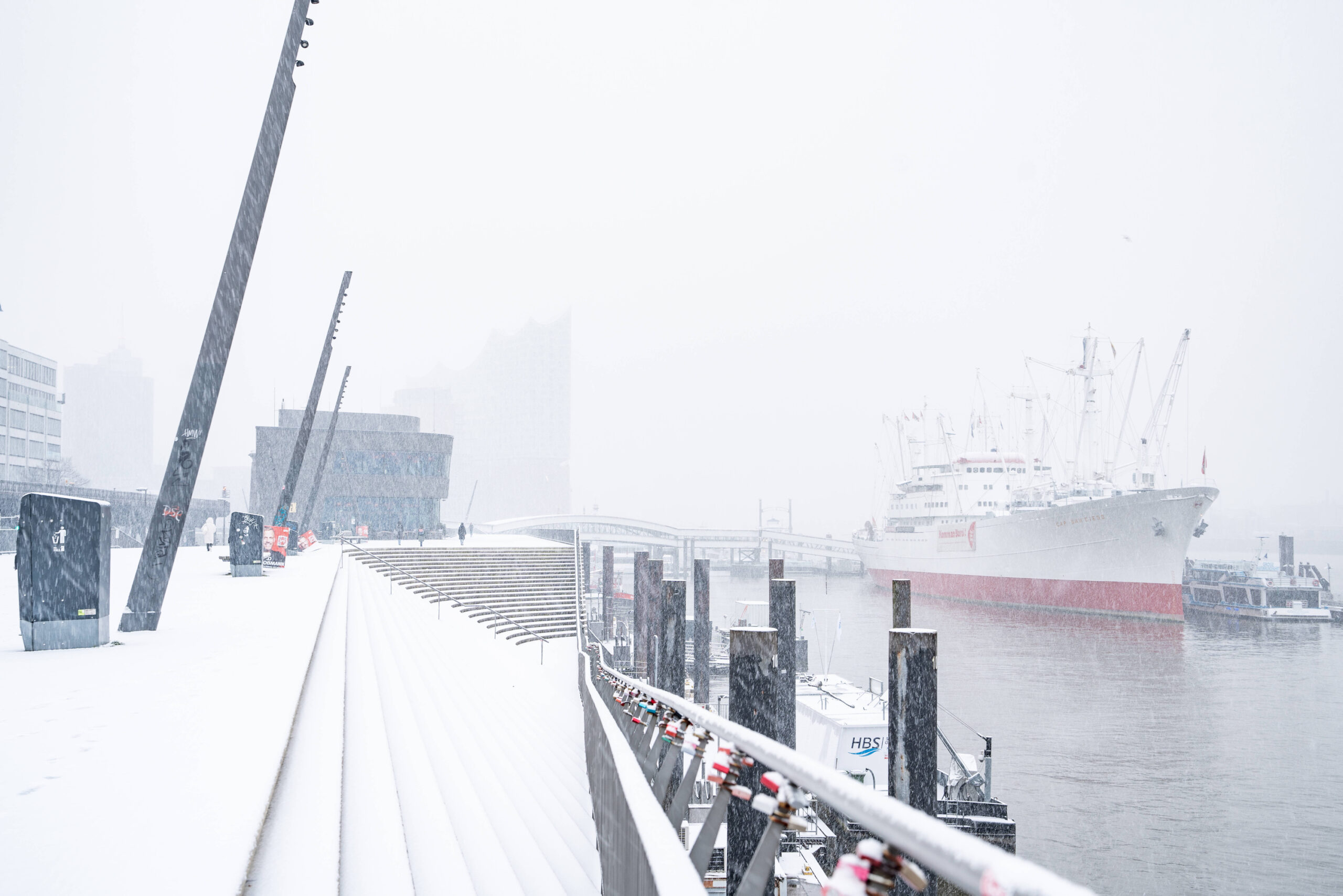 Dei Elbphilharmonie im Nebel und im Schnee