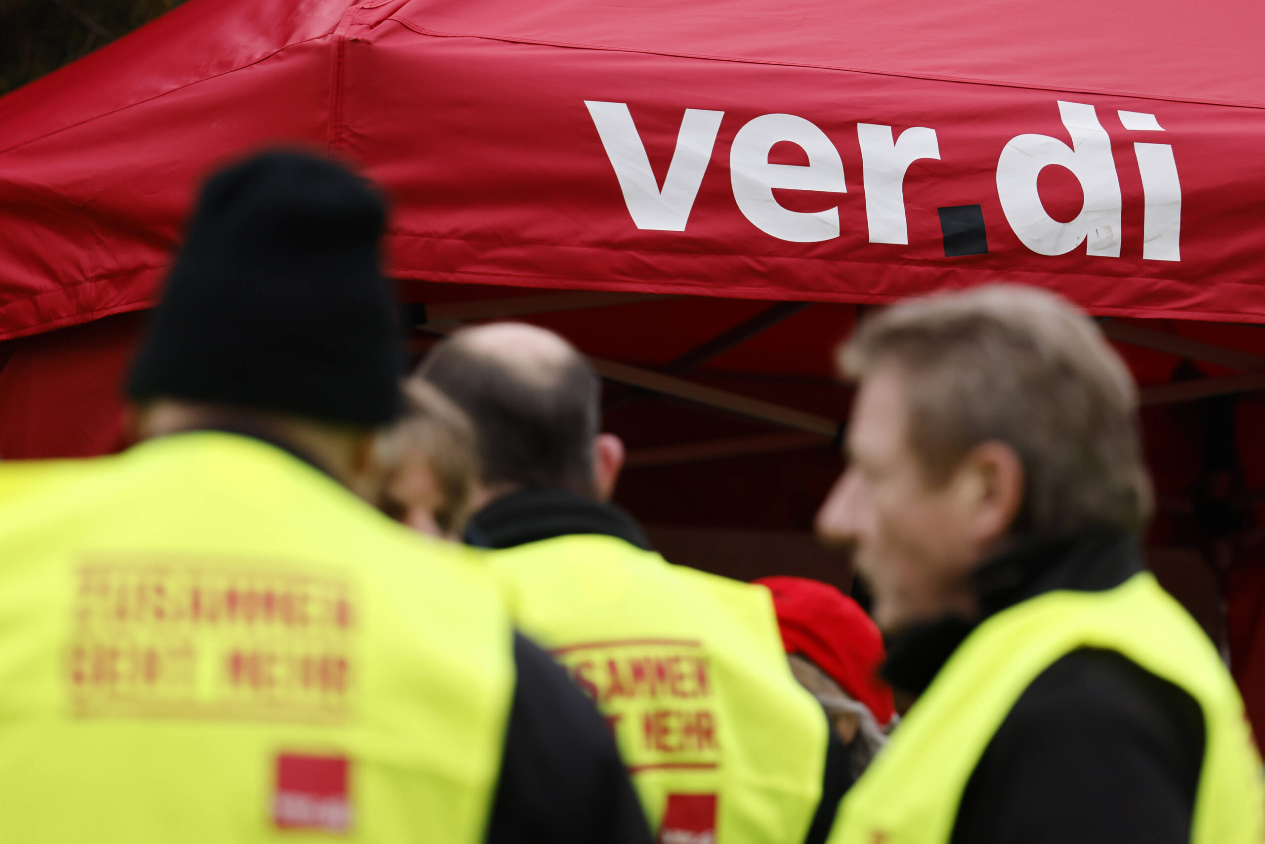 Mitglieder der Gewerkschaft Verdi stehen zusammen