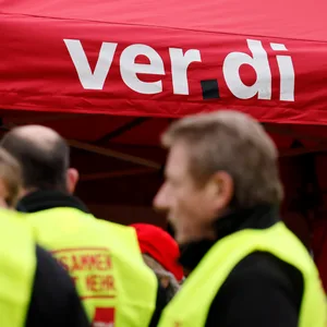 Mitglieder der Gewerkschaft Verdi stehen zusammen