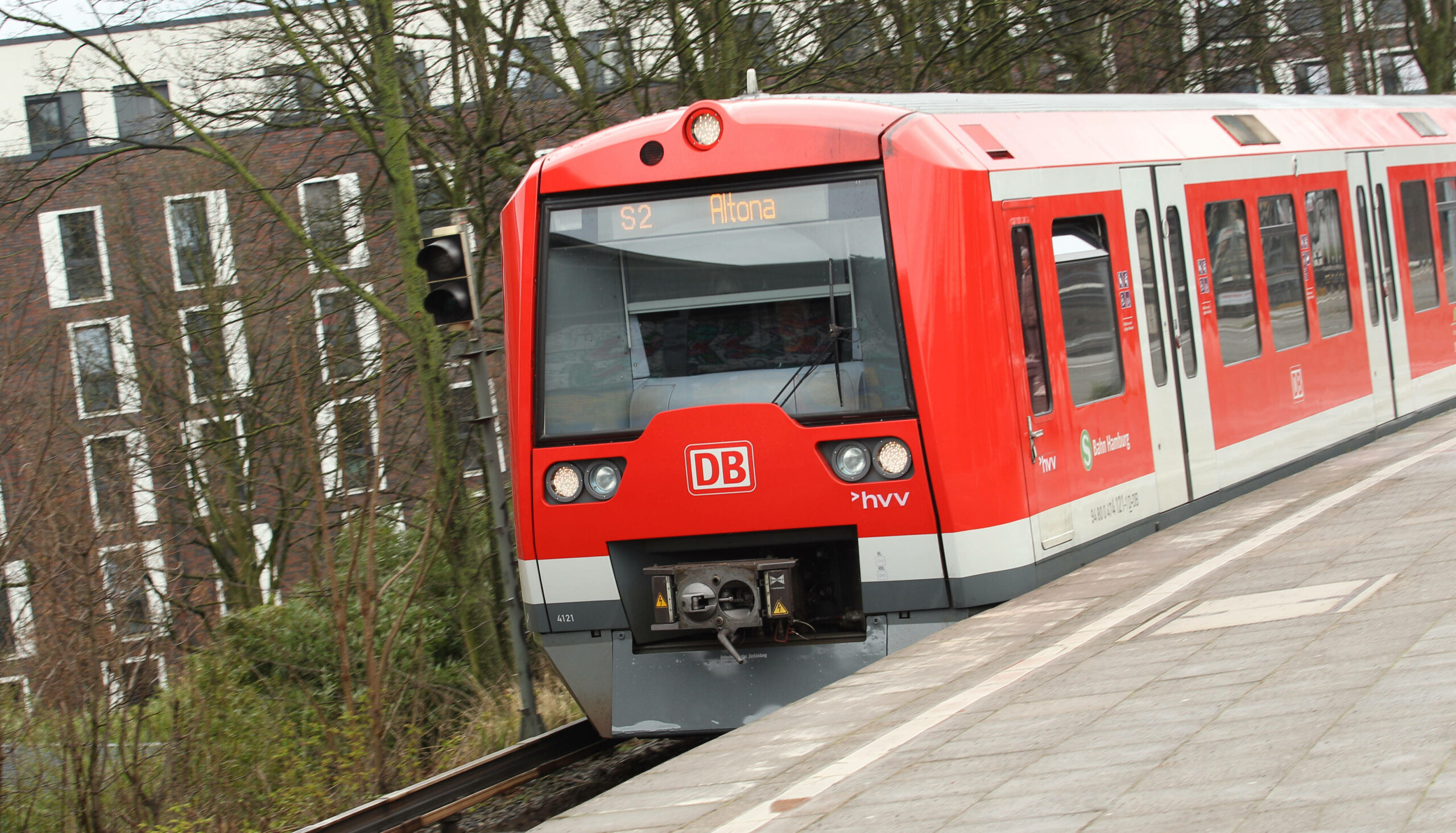Eine S-Bahn der Linie S2 an der Station Berliner Tor in Hamburg.