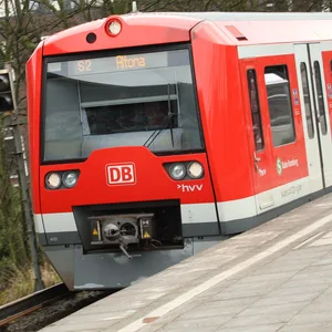 Eine S-Bahn der Linie S2 an der Station Berliner Tor in Hamburg.