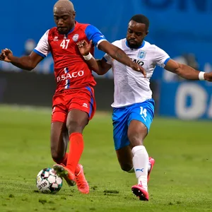 Christopher Braun und Reagy Ofosu im Zweikampf um den Ball