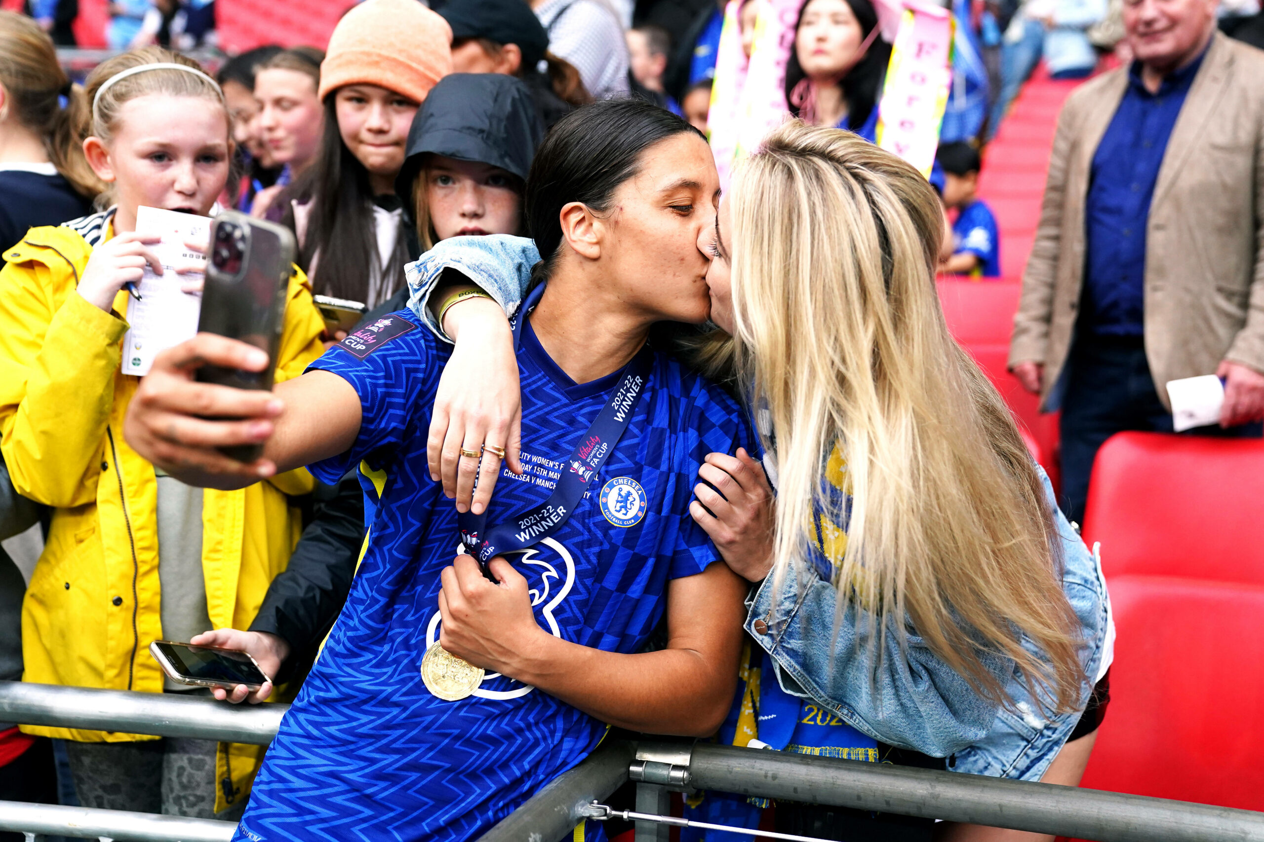 Chelseas Sam Kerr küsst ihre Freundin Kristie Mewis und macht ein Selfie