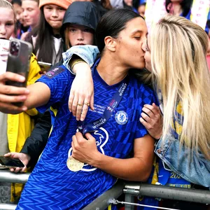 Chelseas Sam Kerr küsst ihre Freundin Kristie Mewis und macht ein Selfie