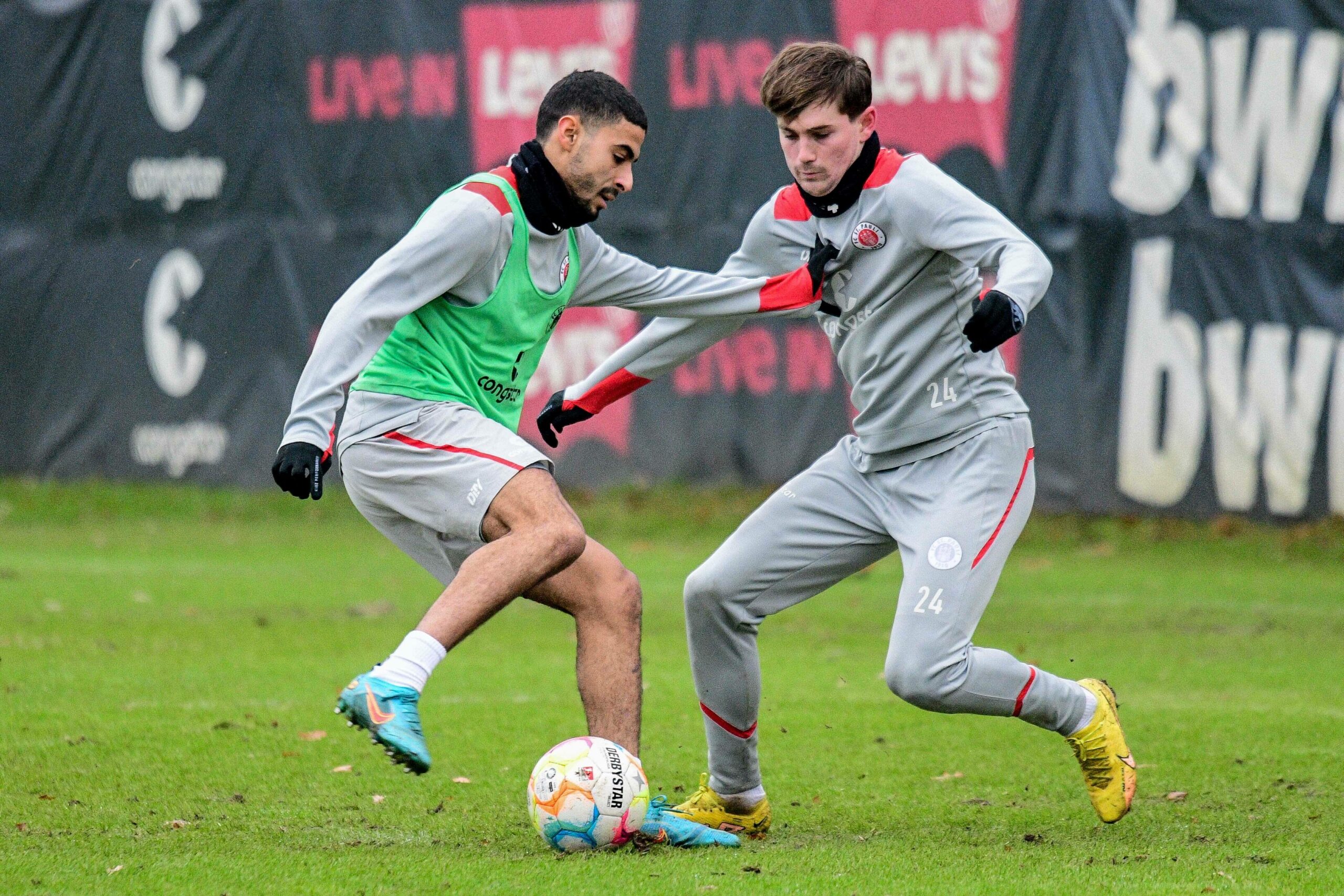 Elias Saad und Connor Metcalfe im St. Pauli-Training