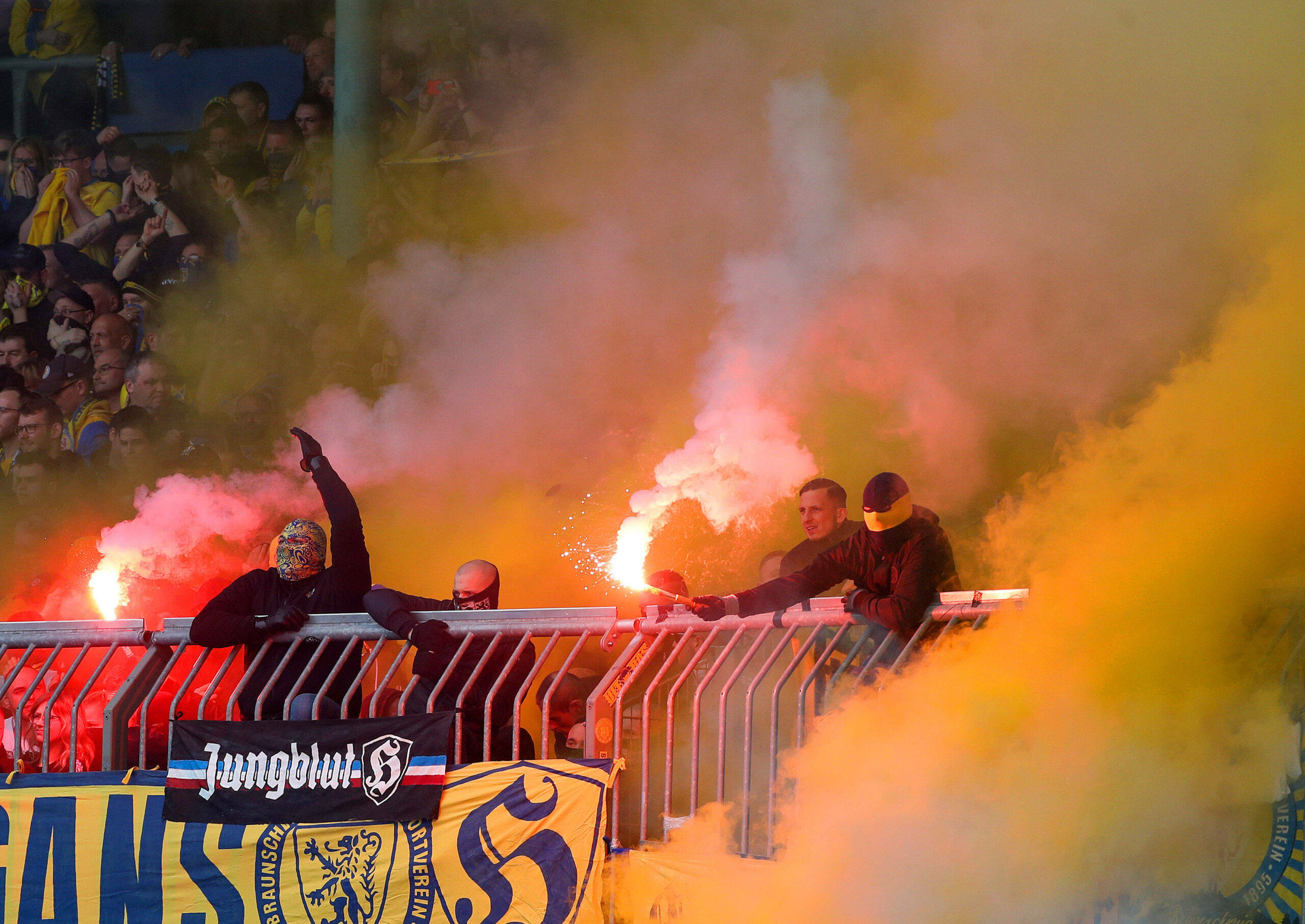 Hooligans von Eintracht Braunschweig zünden Pyrotechnik im Derby gegen Hannover 96