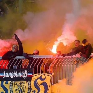 Hooligans von Eintracht Braunschweig zünden Pyrotechnik im Derby gegen Hannover 96