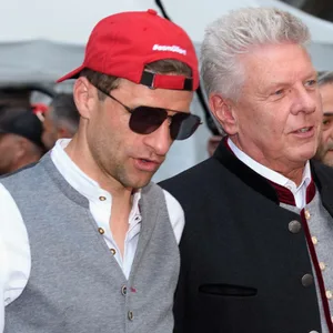 Münchens Oberbürgermeister Dieter Reiter mit Thomas Müller bei der Meisterfeier 2023