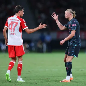 Antonio Tivkic neben Erling Haaland