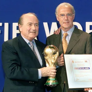 FIFA-Boss Sepp Blatter übergibt den WM-Pokal an DFB-Vizepräsident Franz Beckenbauer und DFB-Koordinator Fedor Radmann