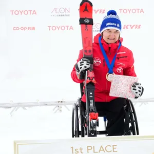 Anna-Lena Forster bei einer Siegerehrung im Rollstuhl