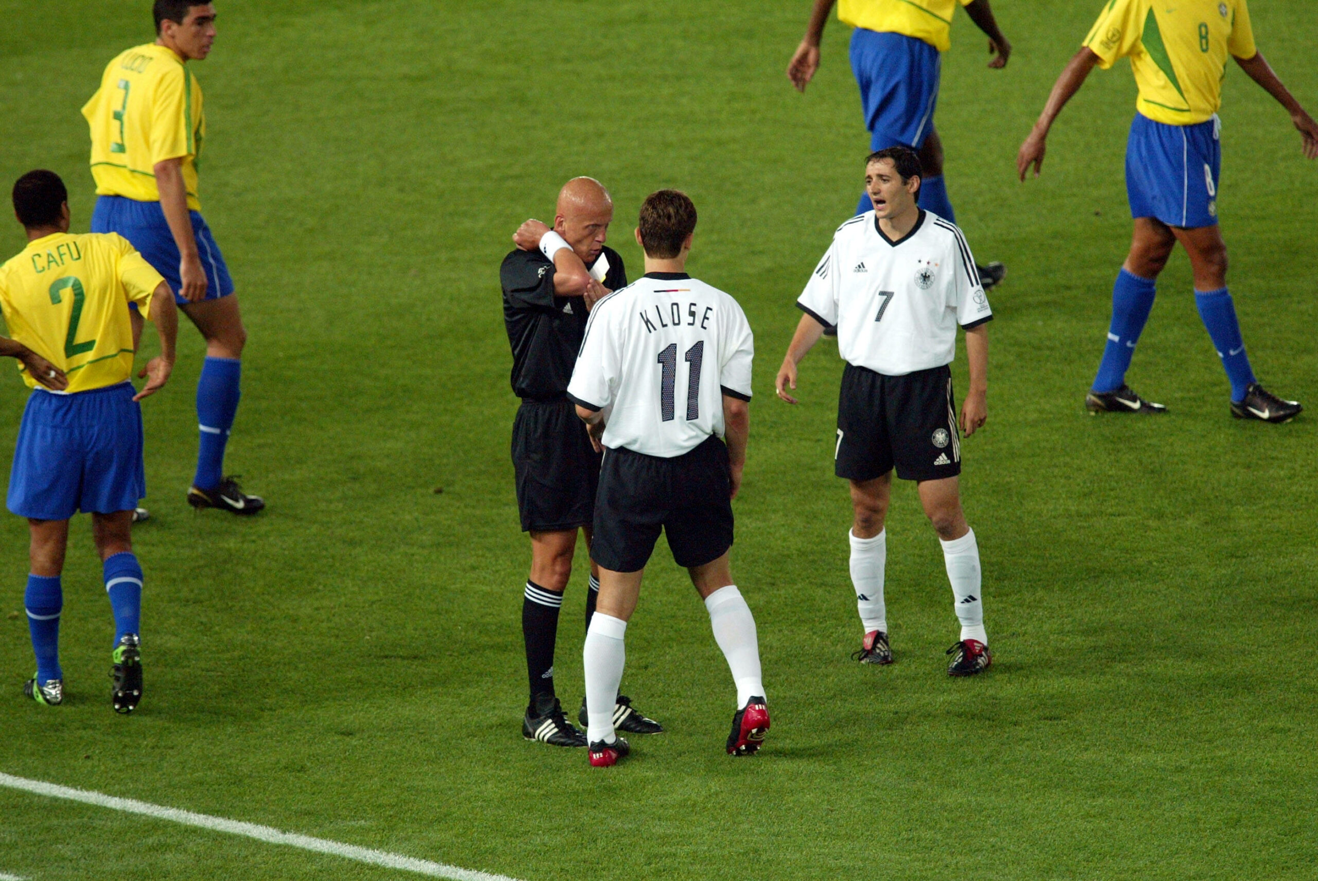 Pierluigi Collina im Dialog mit Miroslav Klose während des WM-Finals 2002 zwischen Deutschland und Brasilien