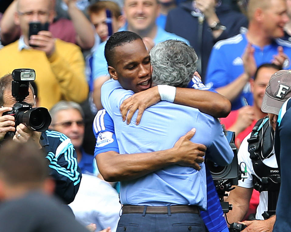 Didier Drogba umarmt Jose Mourinho