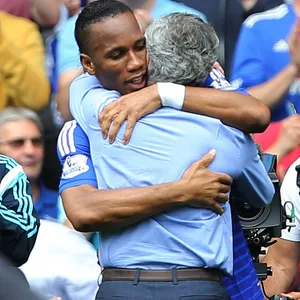 Didier Drogba umarmt Jose Mourinho