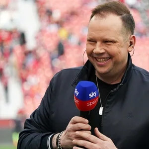 Wolff Fuss am Sky-Mikrofon, lachend