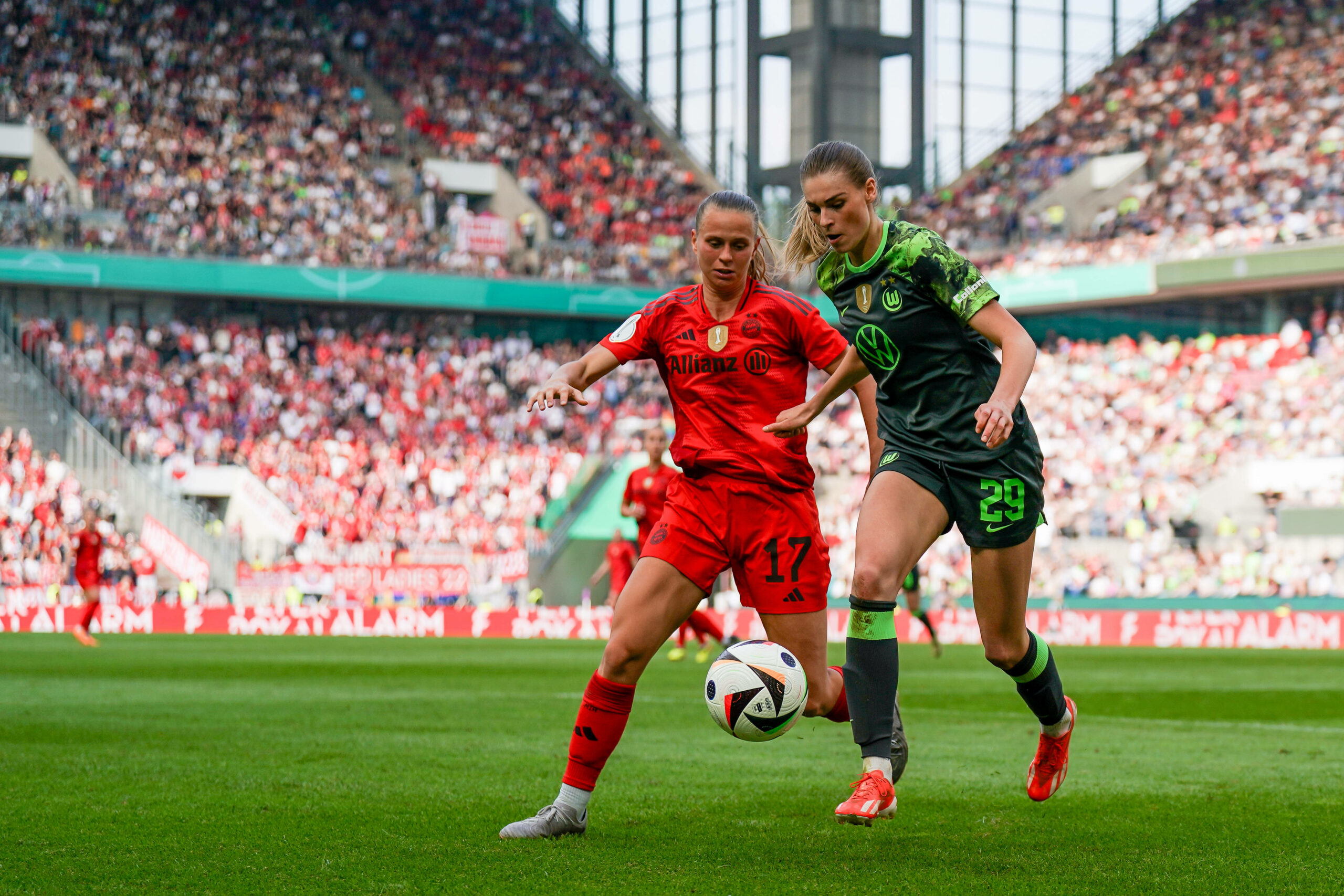 Klara Bühl im Zweikampf um den Ball mit Jule Brand